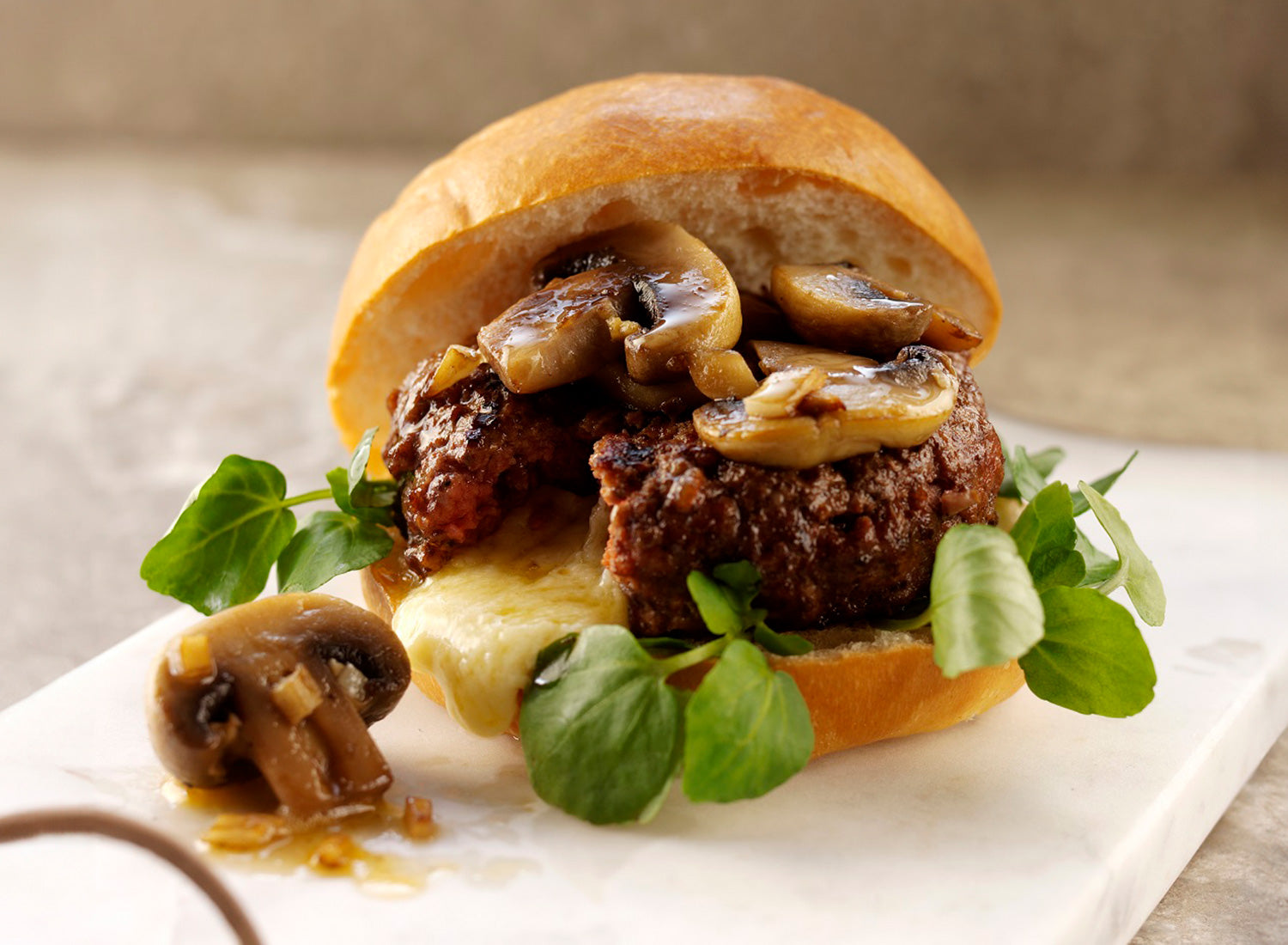 Burger surprise Black Bomber garni de champignons à l'ail Burger surprise Black Bomber garni de champignons à l'ail